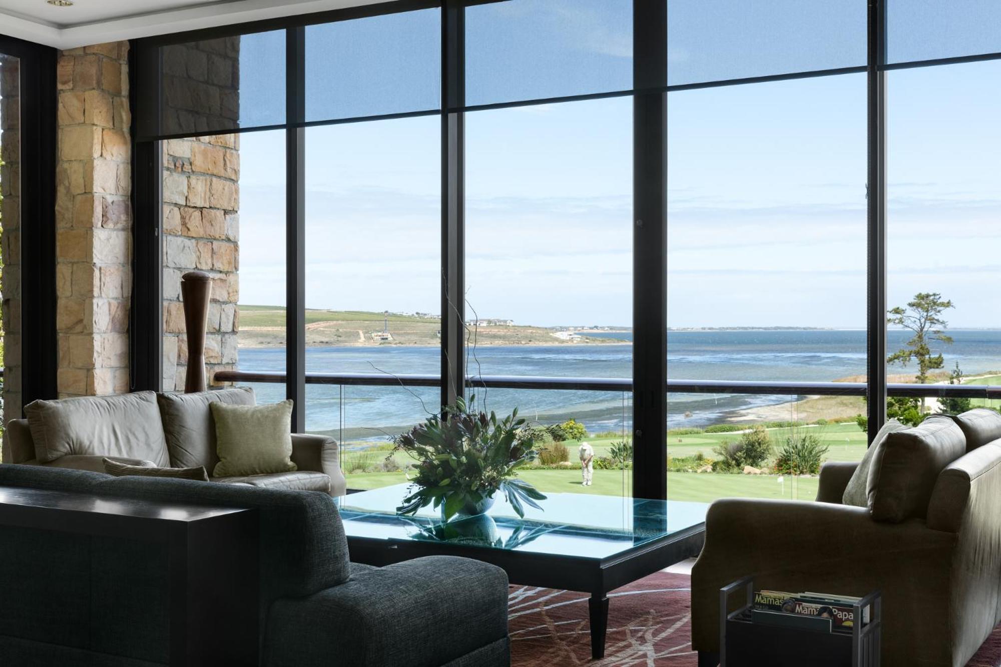 Arabella Hotel, Golf And Spa Hermanus Exterior foto The interior of the clubhouse